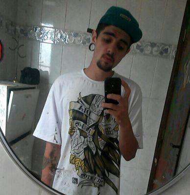 Sou maluco magrelo de cabelo amarelo , gosto de cogumelos , mas não sou daqui , sou de outro planeta e gosto de cogumelo.