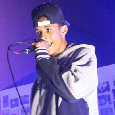 Hey, follow me, I follow back... I am also a singer and composer of the Conexão 03, 17 years old!