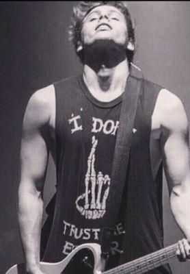 I love Luke more than Spongebob loves jellyfishing, I need him like Plankton needs the Krabby Patty secret formula                          5SOS♥♥