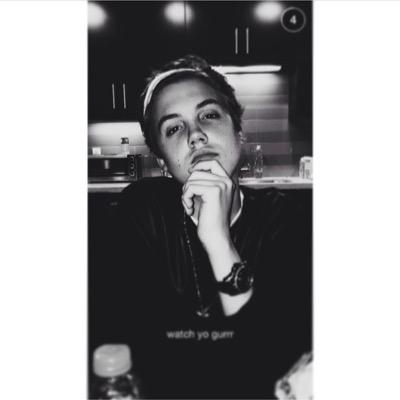 follow @byespinosaa and turn her notifications on so you know when she does dms to 8/12!!