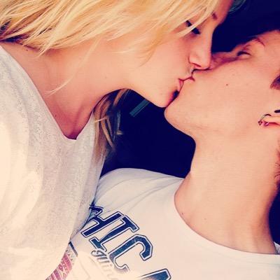 SlockDeena's profile picture. Nunca fui valiente, quizás por el miedo a perderte nunca súpe tenerte.