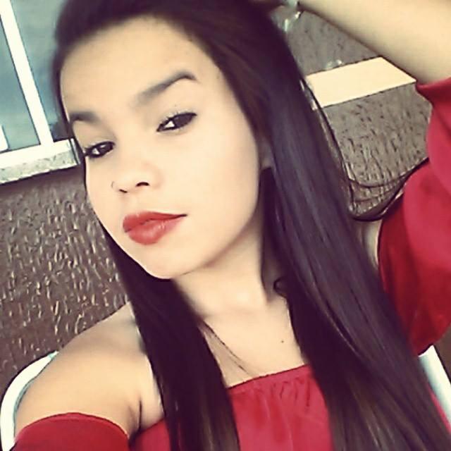 Ela é de fase, toda bipolar. Cheia de marra, durona por fora e coração mole por dentro. Toda inocente, toda estressada e toda apaixonada.