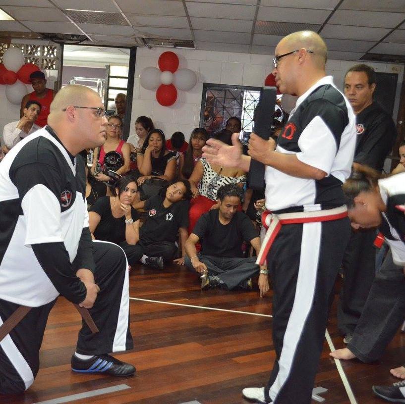 Vendedor, Sensei 3er dan del Sistema Libre de Karate,amante de la buena musica y de mi familia!!!