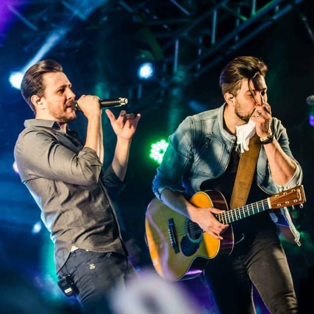 Foi pra ouvi-los cantar todas as vezes que estive lá, na primeira fila.

Fã Clube Téo e Edu