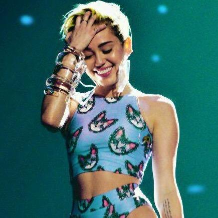 te dei um follow grátis, não siga aqui, seja legal e siga @Miley2point0 como forma de agradecimento, obrigado desde já/ please follow @Miley2point0