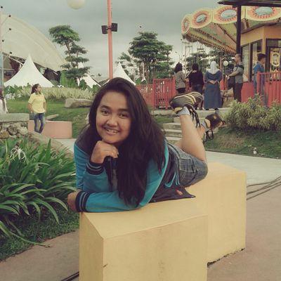 Jika aku tau awal dari kebahagiaan itu pada akhirnya harus dibayar dengan air mata, mungkin aku lebih memilih tuk tidak bahagia.