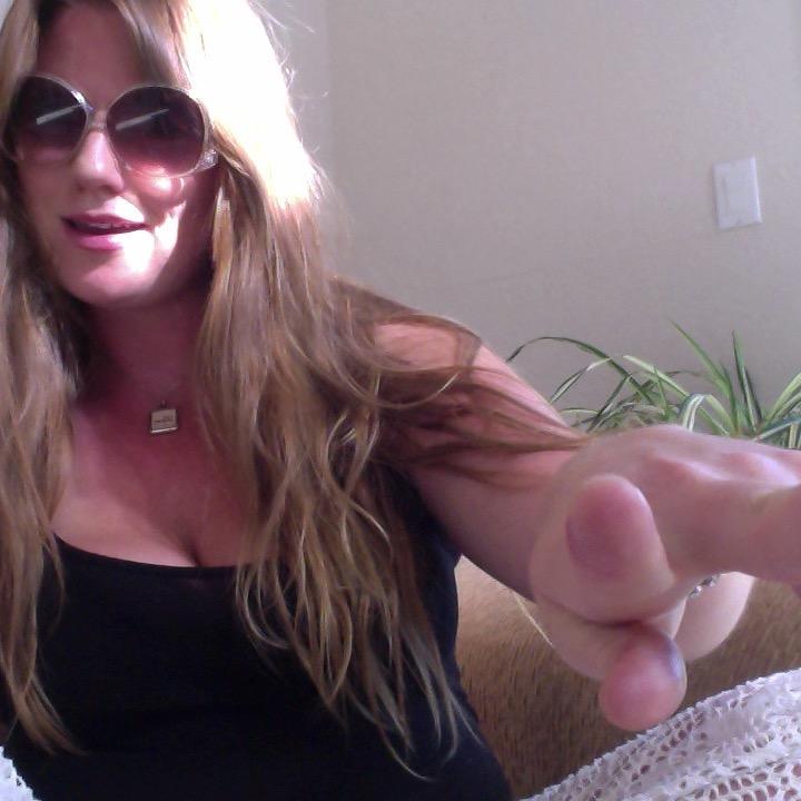 EllieJeanette's profile picture. The key to a happy life is to keep an open mind and an open heart. I have deep Irish roots, which explains my strength, untamed spirit, and love for music.