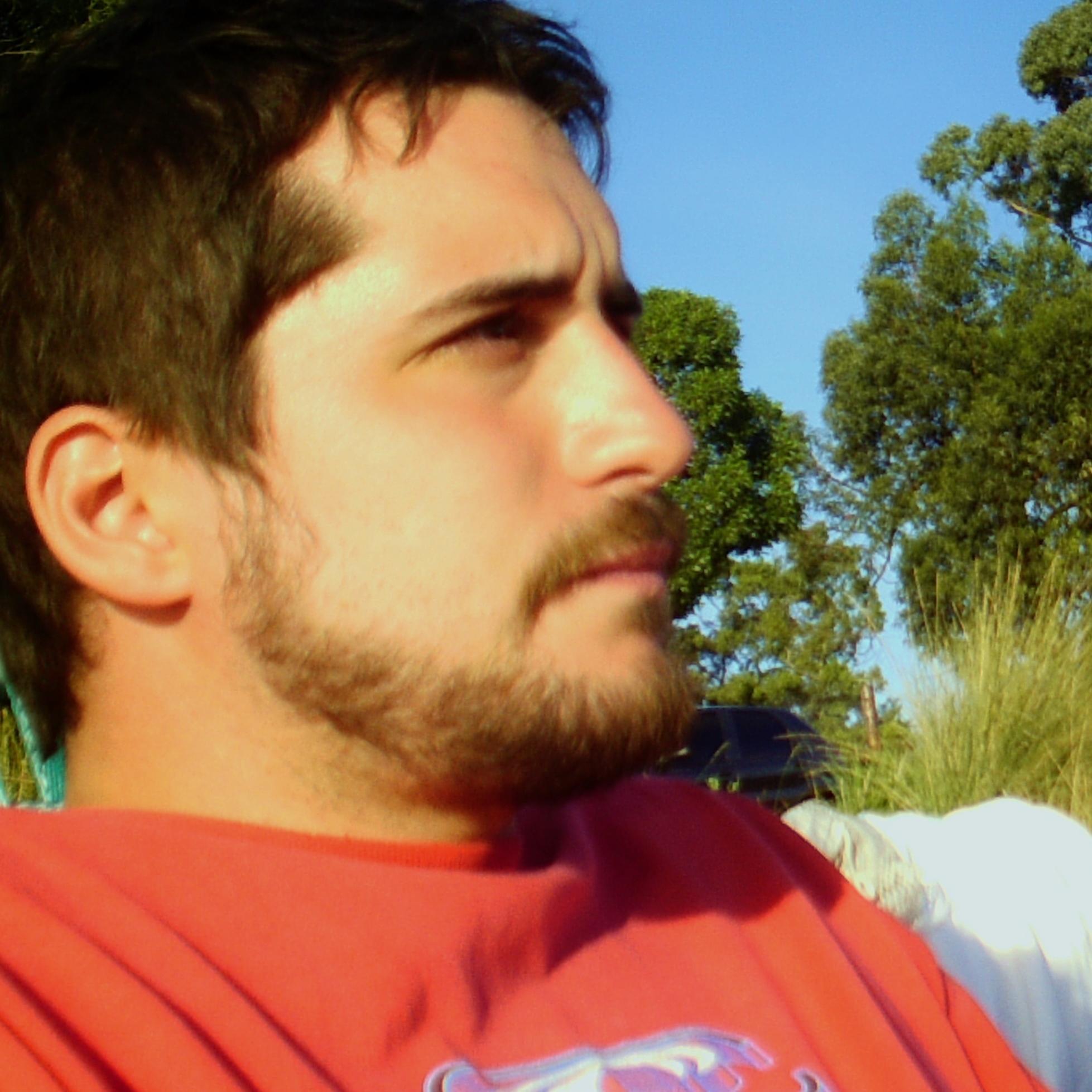 Licenciado y Profesor en Ciencias de la Comunicación Social. Escritor y Periodista.