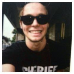follow @SADGIRLMUKE