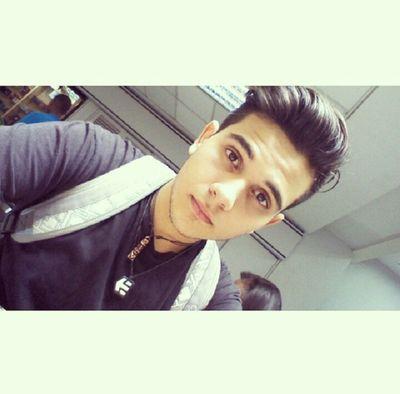 Siempre con una sonrisa marcada en el rostro.