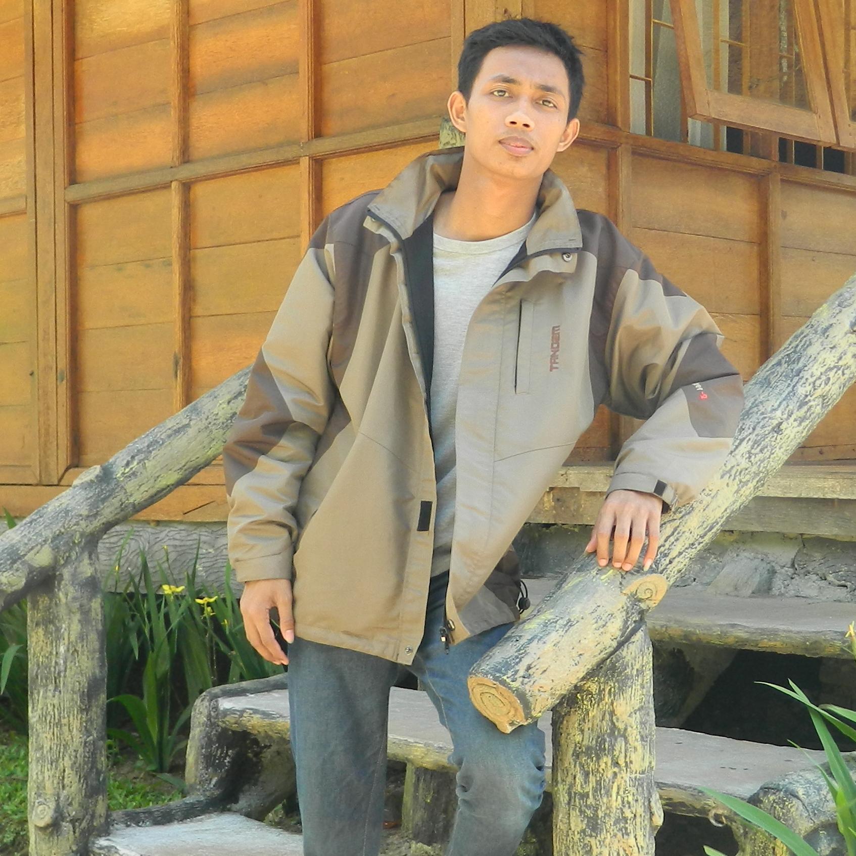 hamami_zadah's profile picture. Duhai, Kau yang maha baik. Hanya padanya aku merasakan ada kebaikan. Tapi kumohon bawalah jiwa tak bermartabat ini menuju kebaikan yang lain