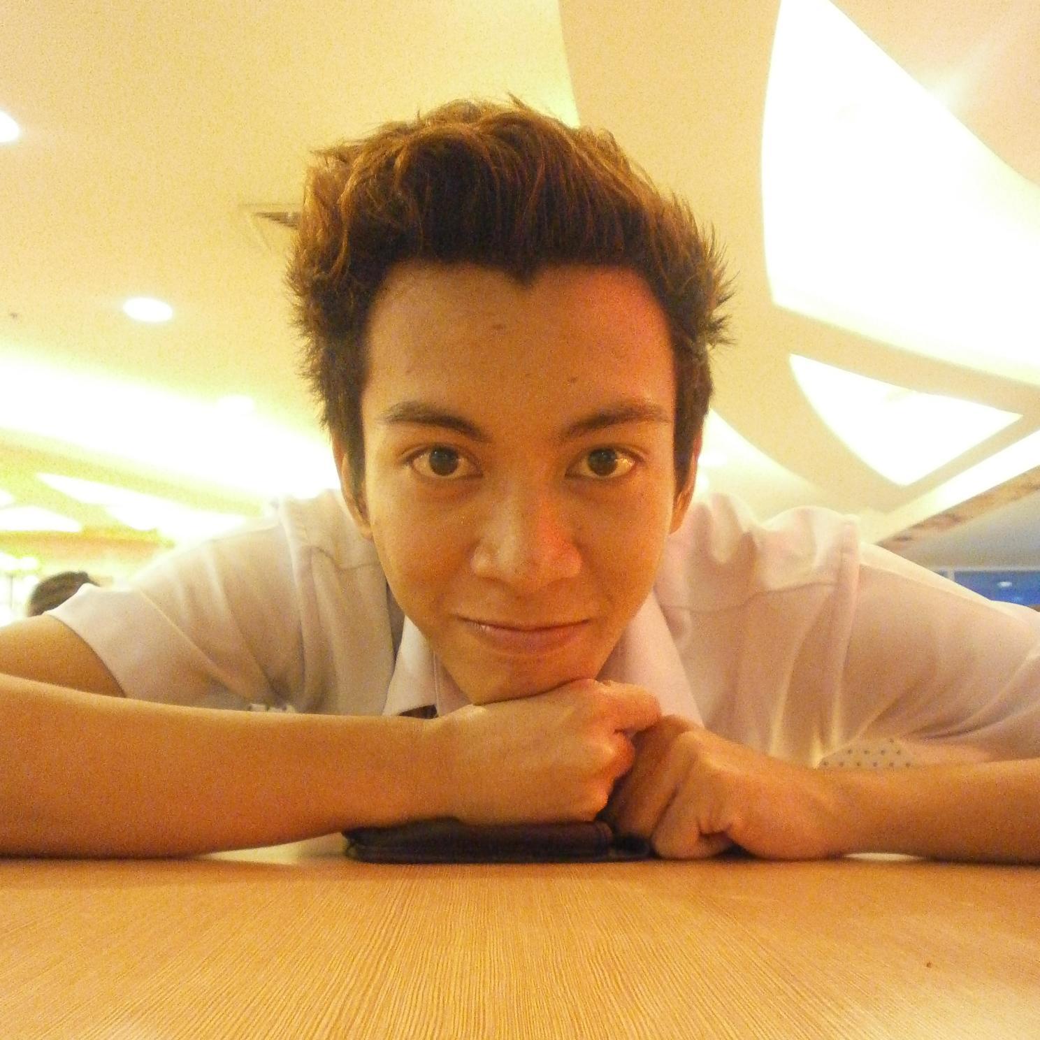 1dnigh_all's profile picture. 20, DIErectioner- die hard fan of One DIrection.