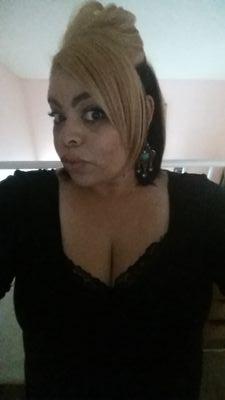 Im a cool laid back chick from Las Vegas. I love to talk...so holl@chagirl. SAINTS nigga! all day...lol:)