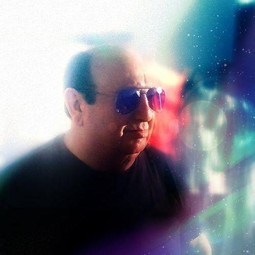 profealejandro's profile picture. Un eterno soñador, sin sueños es como quedarse sin alma. No se de pájaros, pero creo que mi soledad debería tener alas. La izquierda es mi símbolo.