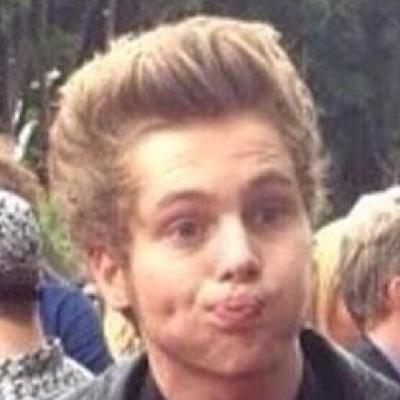 please follow @ENVYCLIFFORD it would mean so much!! ❤️❤️