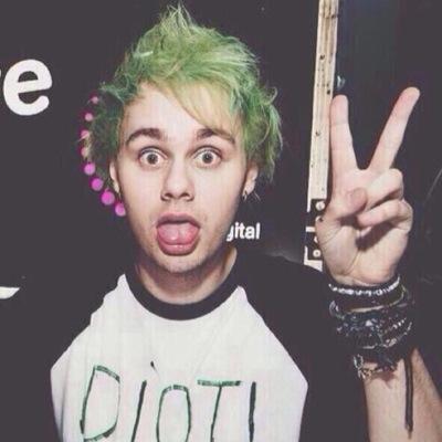⇢ Follow @lukepizzaaf ⇠ Because she gave you a free follow | Ashley. 18.