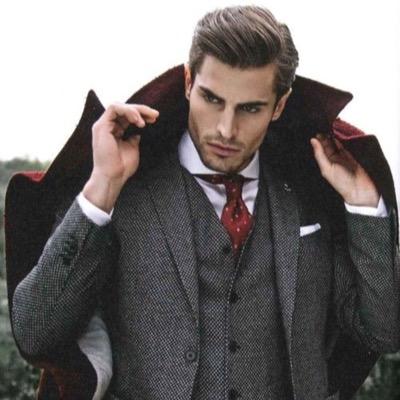 ❝You'll step back when the pool of their blood edges up too close.❞ ☩ Not even the Red Queen could outlive The Red King. I've returned to claim my Wonderland. ☩