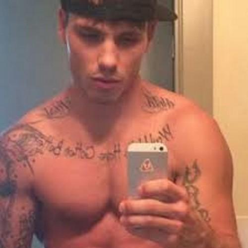 Hii my names luke i am a semi pro border with an obsession with girls with ink and i love rugby and basketball also play the guitar and sing