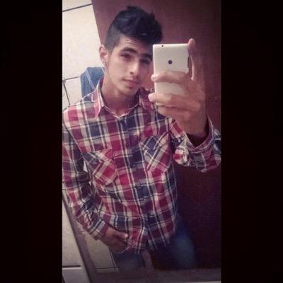 22 anos, (22/11), Solteiro ,Modelo, Ator de malhação, Colírio Capricho, Blogueiro, Cantor. e mentiroso tambem ;D