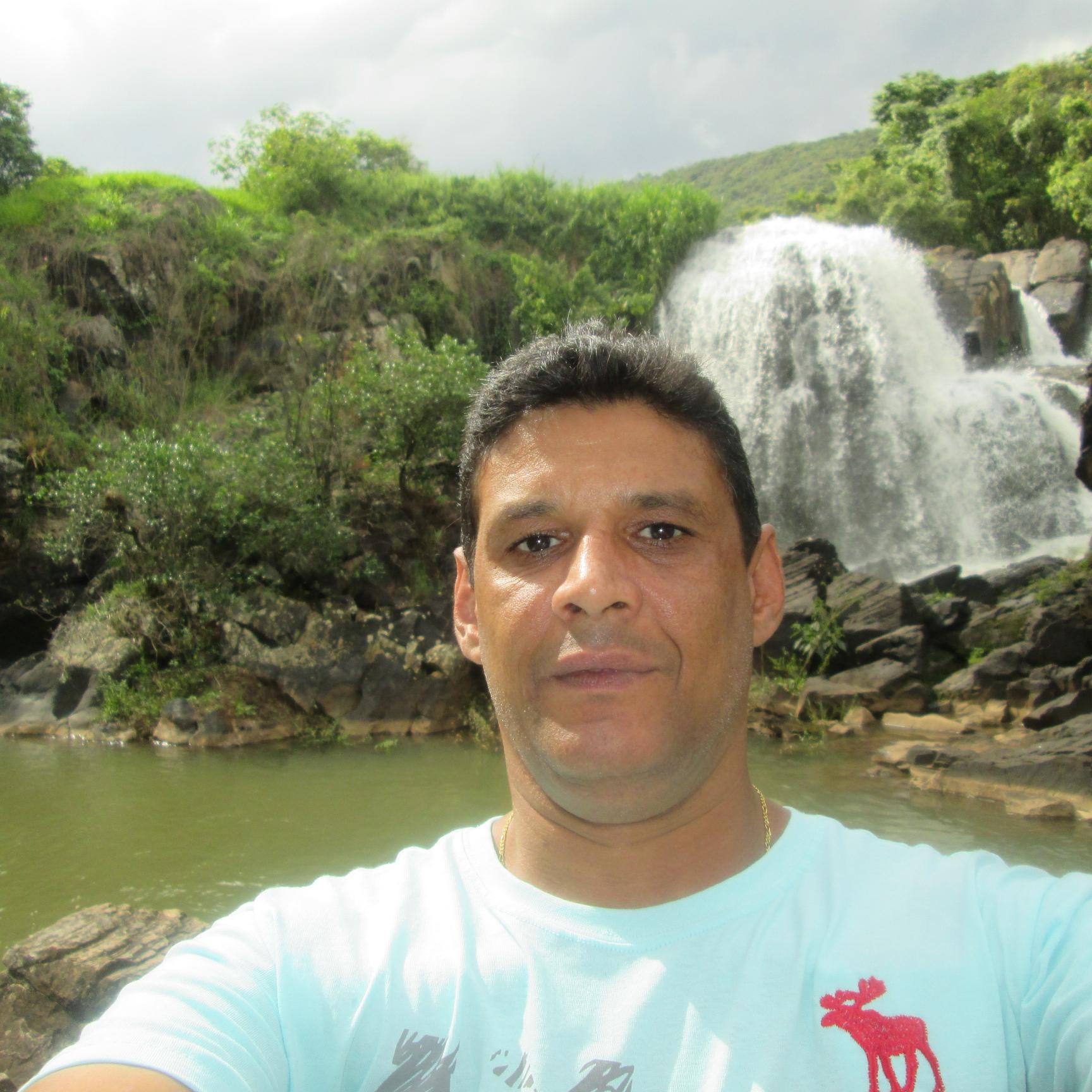 GOSTO MUITO DE CURTIR A VIDA E FAZER AMIZADES!!!!!!!!!
