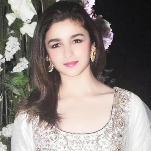 I am a single lil girl....
I am a huge fan of Alia Bhatt.....
I am here to tweet her hope that she will reply my tweet......