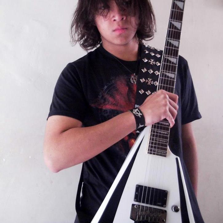 1.85/Nací un 7 de Mayo, Editor de Audio y vídeo, Guitarrista, Compositor, y Próximamente Álbum!..Amo el Metal, Los VideoGames, Los Zombies, y El Tequila!