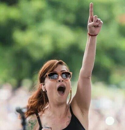 Diga sempre tudo que precisa dizer
Arrisque mais pra não se arrepender

(Pitty - Semana Que Vem)