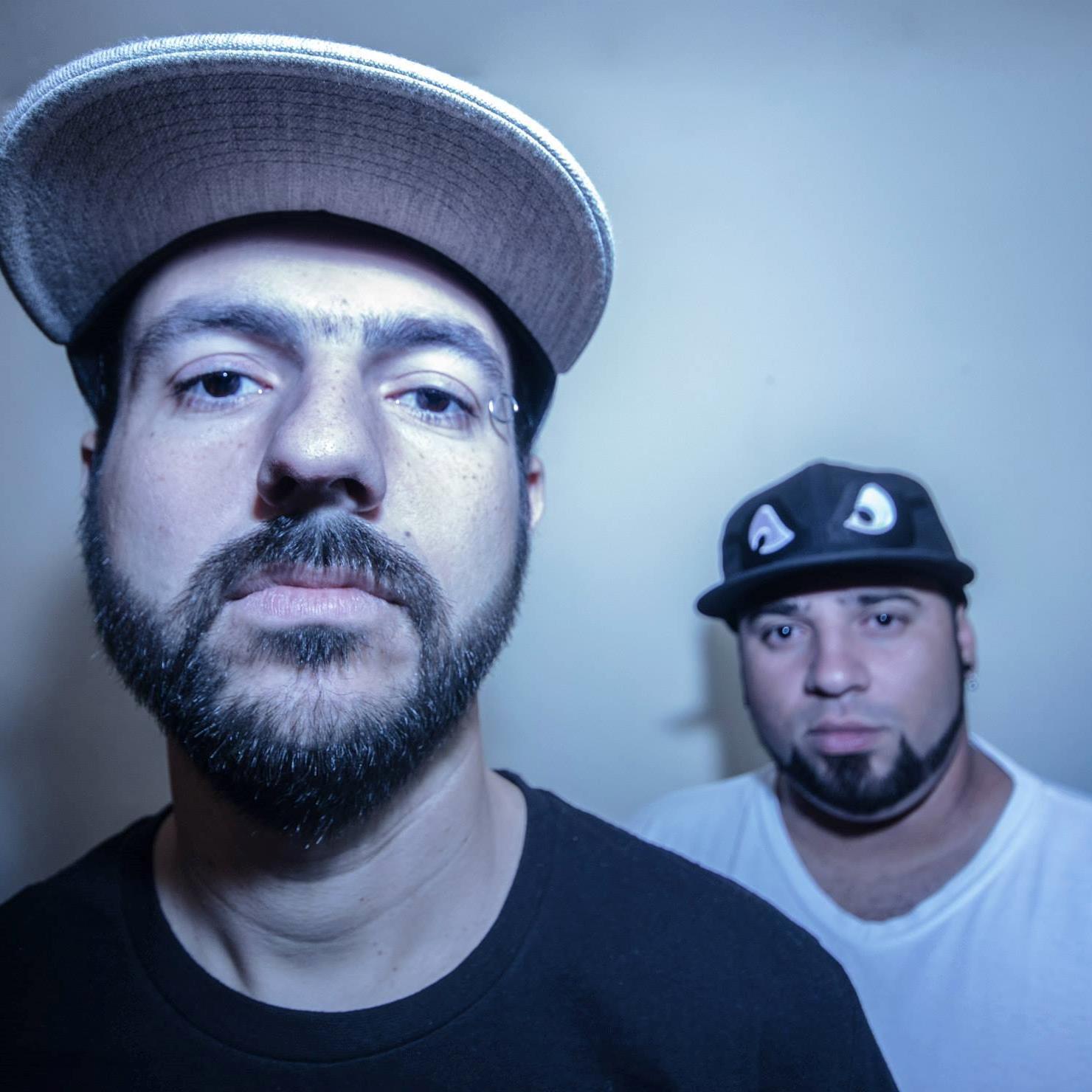 Duo formado pelos djs Diego Gimenes e Twobee (fundadores e organizadores do
projeto B.A.S.E). Versatilidade e feeling de pista, isso são características marcant