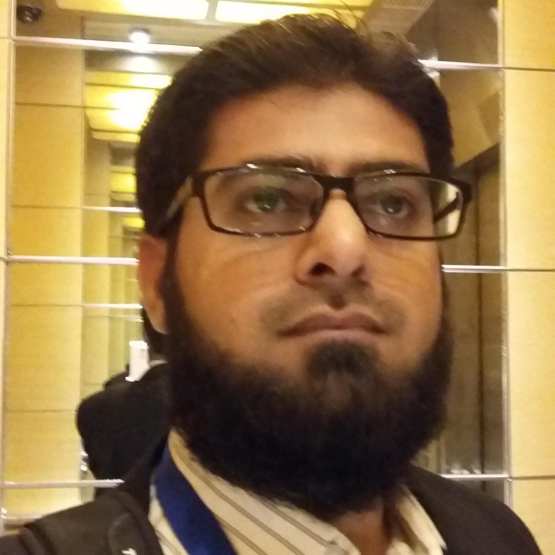 Dean, Associate Professor, NUML. Currently working on Usability, Software Sustainable and Design for human computer interaction.