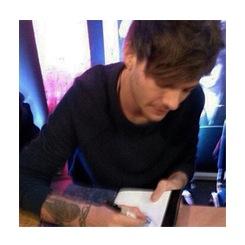 follow @HTTPTOXICLOUIS because she gave you a free follow xx