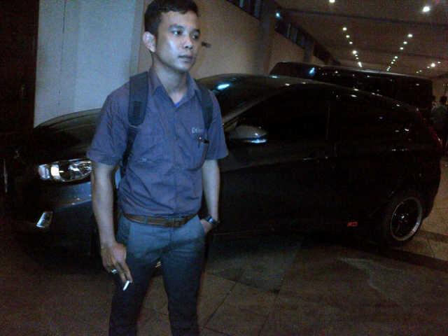 Berjalan diatas pecahan kaca