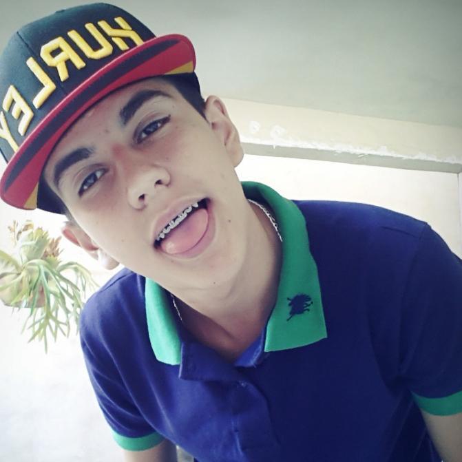 Nois compra a garraffa , garante os redbull , mais novinha qué bebe no final ttú vai daaa ... vai da um rolé com nois ♫