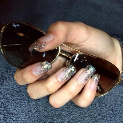 Manicure en nagelstyliste. handen en voetenVerzorgde handen is uw visitekaartje. Nagelbijten? In no time weer mooie nagels. @3girlzzzz
