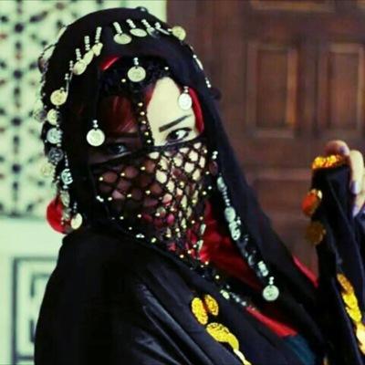 فكرت كتير وفي الاخر استقريت انى هكسل اكتب بايو .. واكتشفت ان دا عين العقل .. وبعدين معجبنيش اني ابقي عاقله فقلت اكتب بايو.