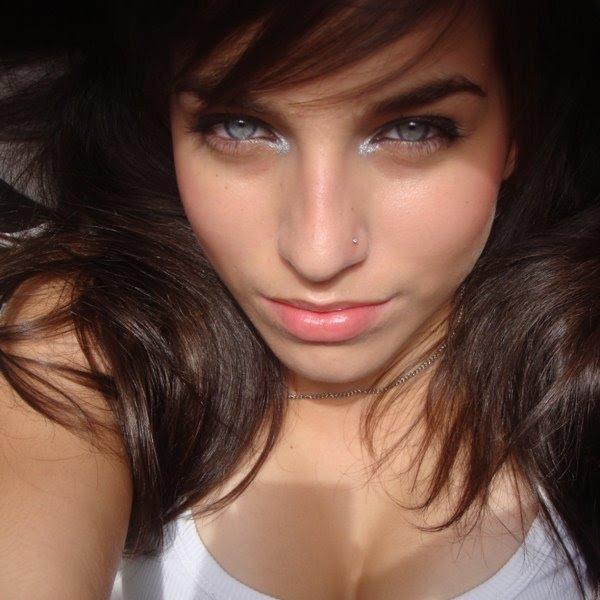 Modelo, ariana, gosto de gatos e cachorros e um bom Rock!