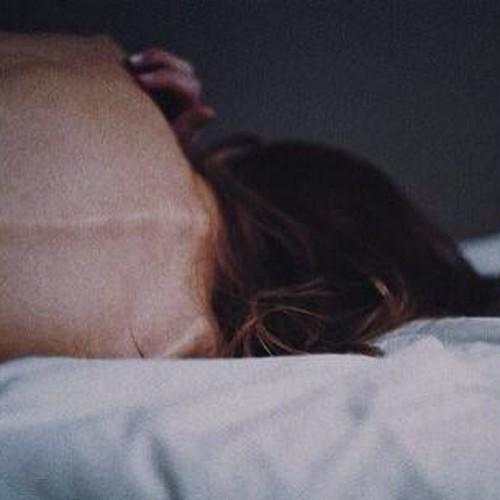un peu perdue, un peu sombre, un peu malheureuse, un peu vide, un peu beaucoup en fait