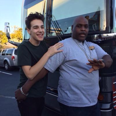follow @s0swhitesides