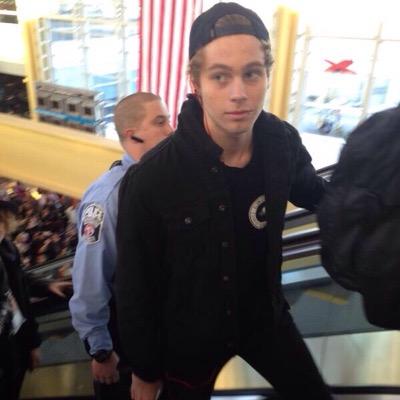 follow @saphiremuke pretty please ?? she follows back 100%