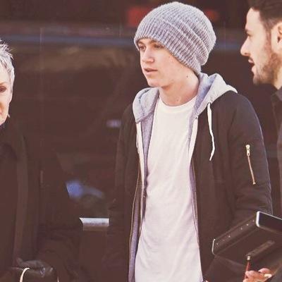 just your average oreo. one day ill dance for the cool kidz, hope it all wrks out.