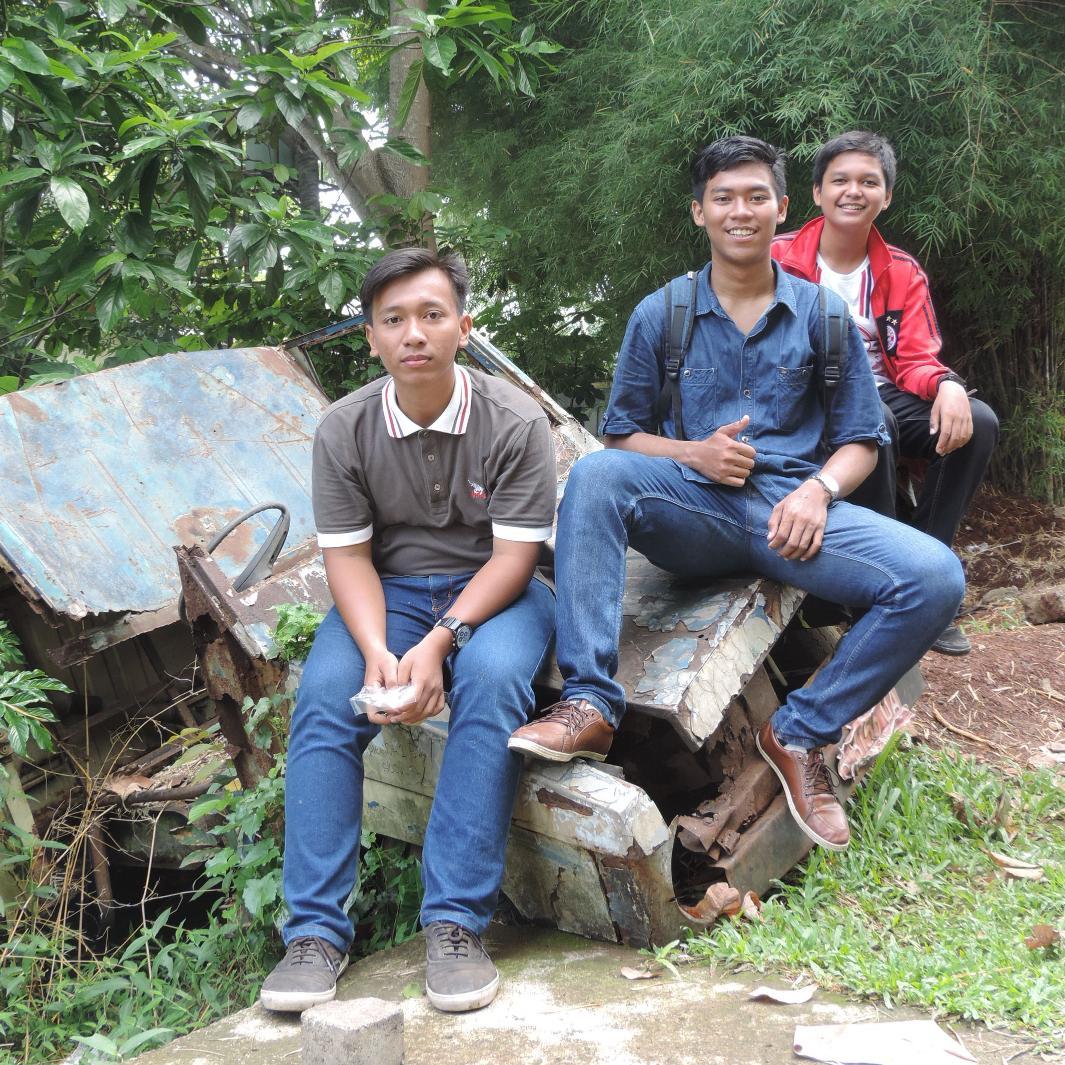 Tak ada manusia yang sempurna.i love mom,father,brother :)
