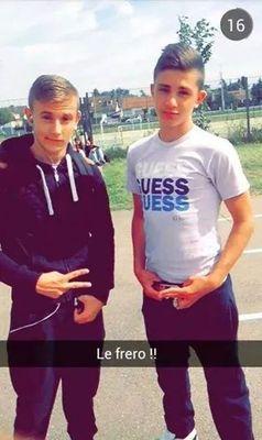 Gamer de 14 ans joue à tout et n'importe quoi