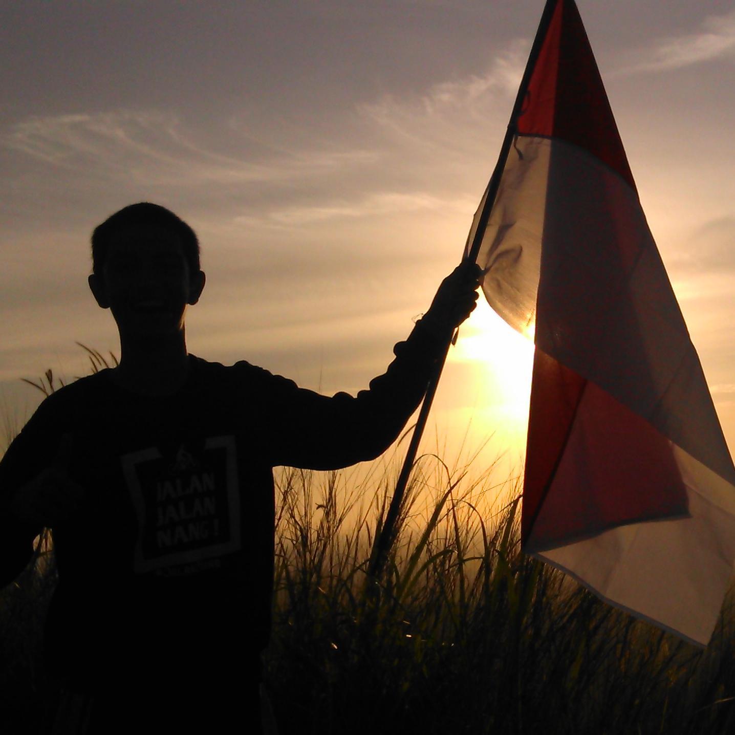 Bukan Teman Yang Menunggu Ku Di Puncak Tapi. Temen Yang Mengulurkan Tangannya Untuk Tiba Di Puncak Bersama-Sama #Jalan2Nang (http://t.co/vsrWKguCj3)