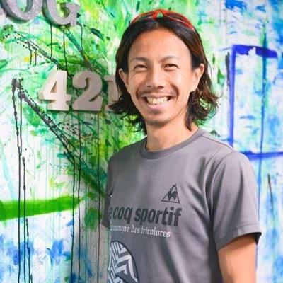プロマラソンランナー 原田拓。2012年 ロンドン五輪男子マラソン 藤原 新選手のトレーニングパートナーを務め、孤独に戦う彼と代表入りを切り拓く。2012年、2014年ホノルルマラソン日本人1位。まだ誰も歩んでいない方法で世界を目指す。『プロマラソンランナー』という、一生走りに携わる職業を日本に根付かせる事業家でもある