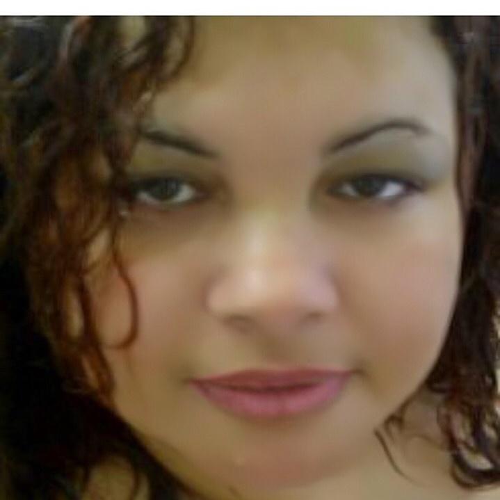 me considero simpática m encanta tratar personas trato de estar contenta siempre y m fascina la música. mi familia es mi bendición