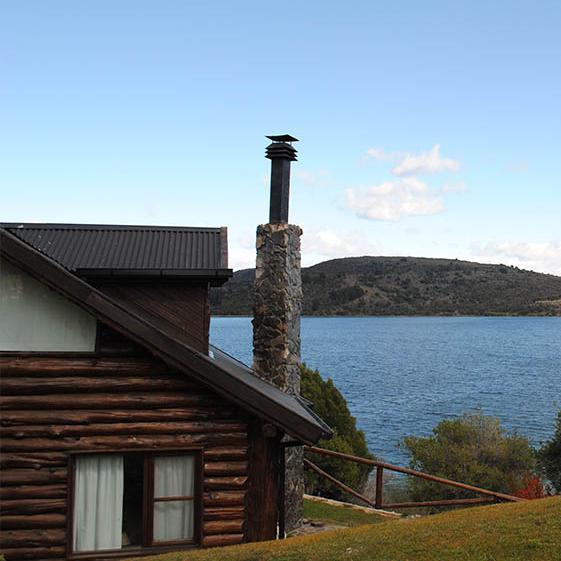 Disfrute de la paz y serenidad a orillas del Lago Rosario, descansando
en una cabaña autóctona.