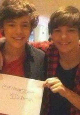 Juro que quando eu entrei no fandom minha intenção nao era shippar casal gay! Mas aqui estou eu no LADO COLORIDO