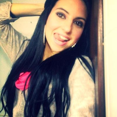 sonriendo desde mi primer minuto de vida, de ojos cafe y apasionada de los tacones jiji :)
