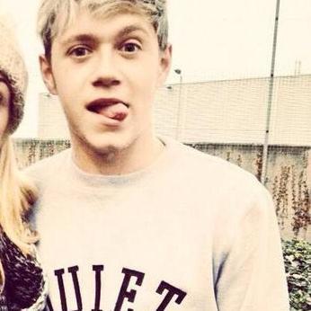 THIS IS A FREE FOLLOW, PLEASE GO FOLLOW @Smile_of_louis OR UNFOLLOW!