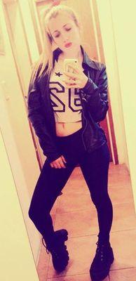 19 años , Loca,Fanatica de los Arctics y de los Snickers! :3