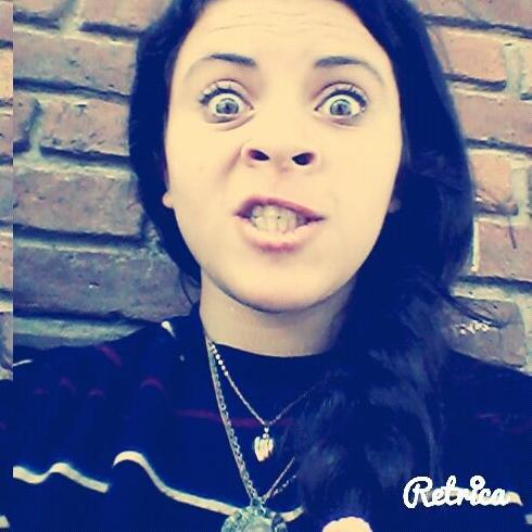 Ella lloró hasta caer dormida, y hoy despertó con una sonrisa, tratando de hacerse creer que todo está bien. Ella es fuerte. Ella eres tú.